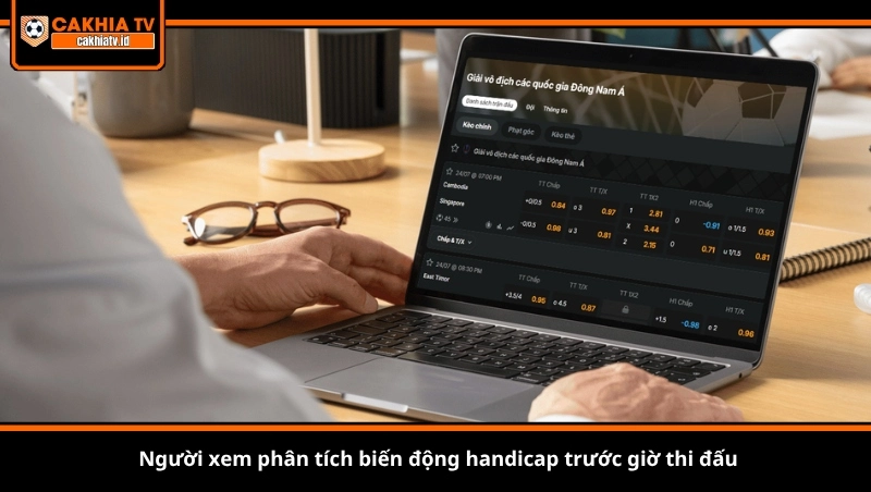 Người xem phân tích biến động handicap trước giờ thi đấu