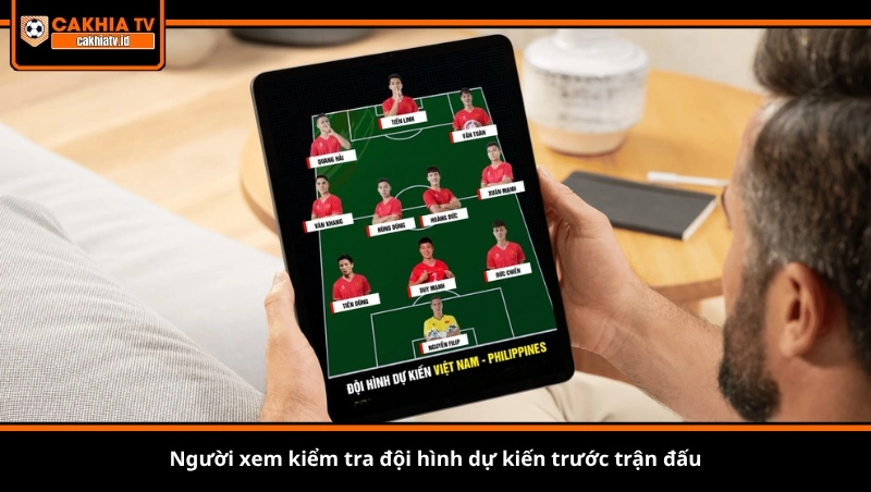 Người xem kiểm tra đội hình dự kiến trước trận đấu