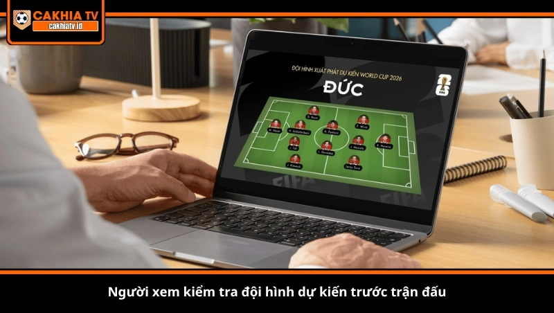 Người xem kiểm tra đội hình dự kiến trước trận đấu