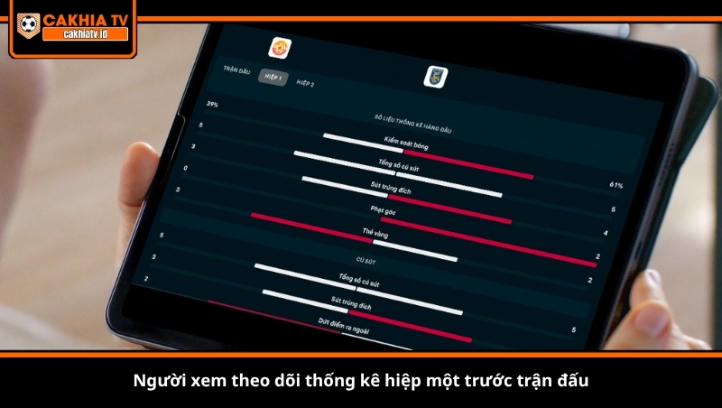 Người xem theo dõi thống kê hiệp một trước trận đấu
